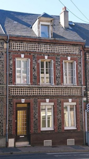 Tout un 2eme étage à 300 mètres de la mer, chez l'habitant !